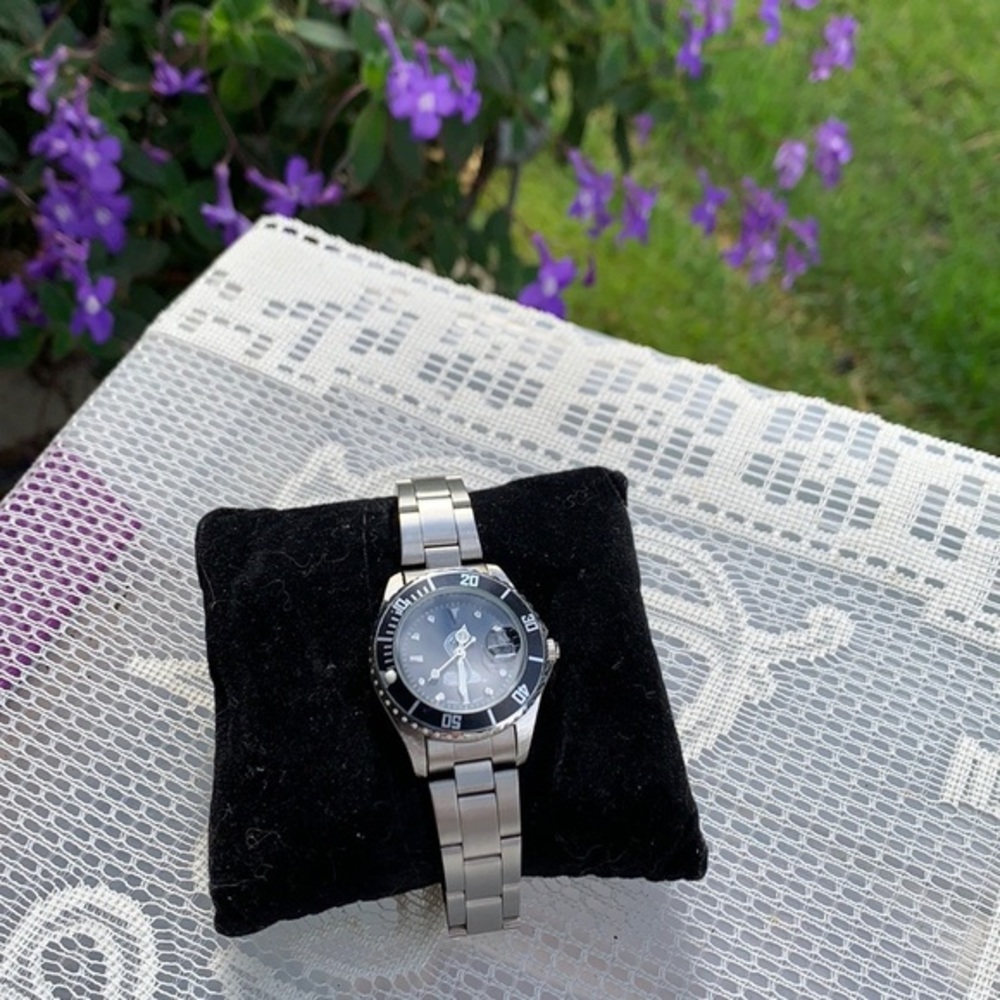 ESP Serpent Watch not sure if it Women’s or Men’s Pre owned needs a battery